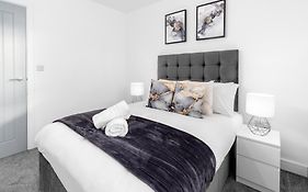 Luxury Apartment - 2 Bedrooms - Balcony - Parking - Netflix - Wifi - 7Mc